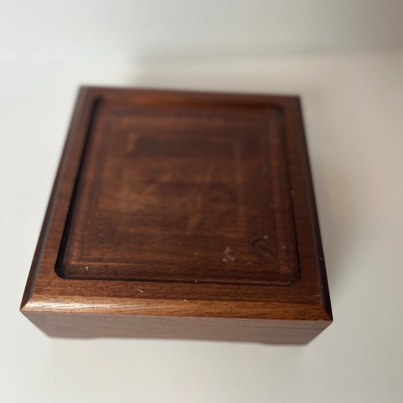 Wooden storage box - Picture 1 of 3